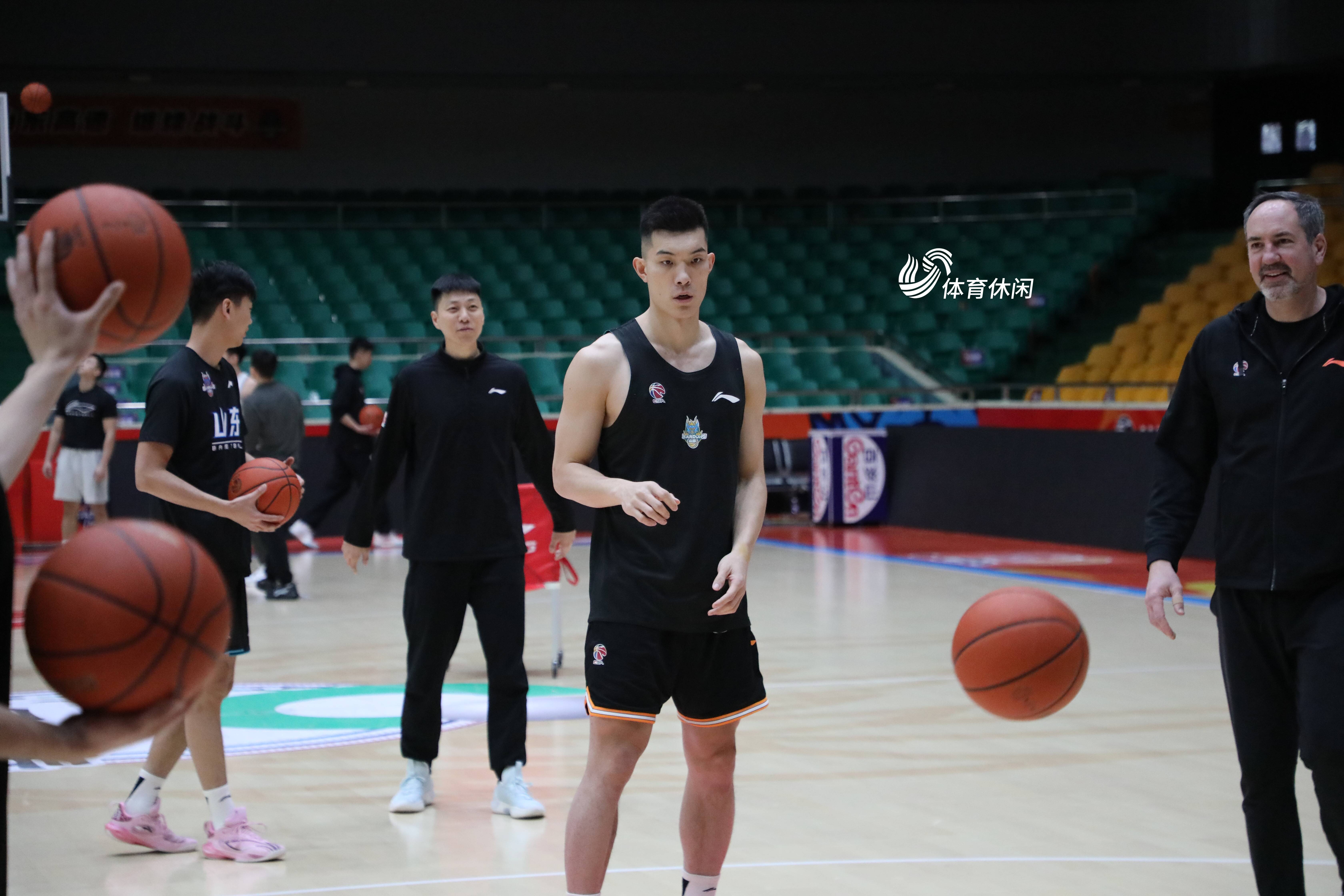 乐鱼app-leyu.com:赛季中期调整，教练如何应对球队状态？